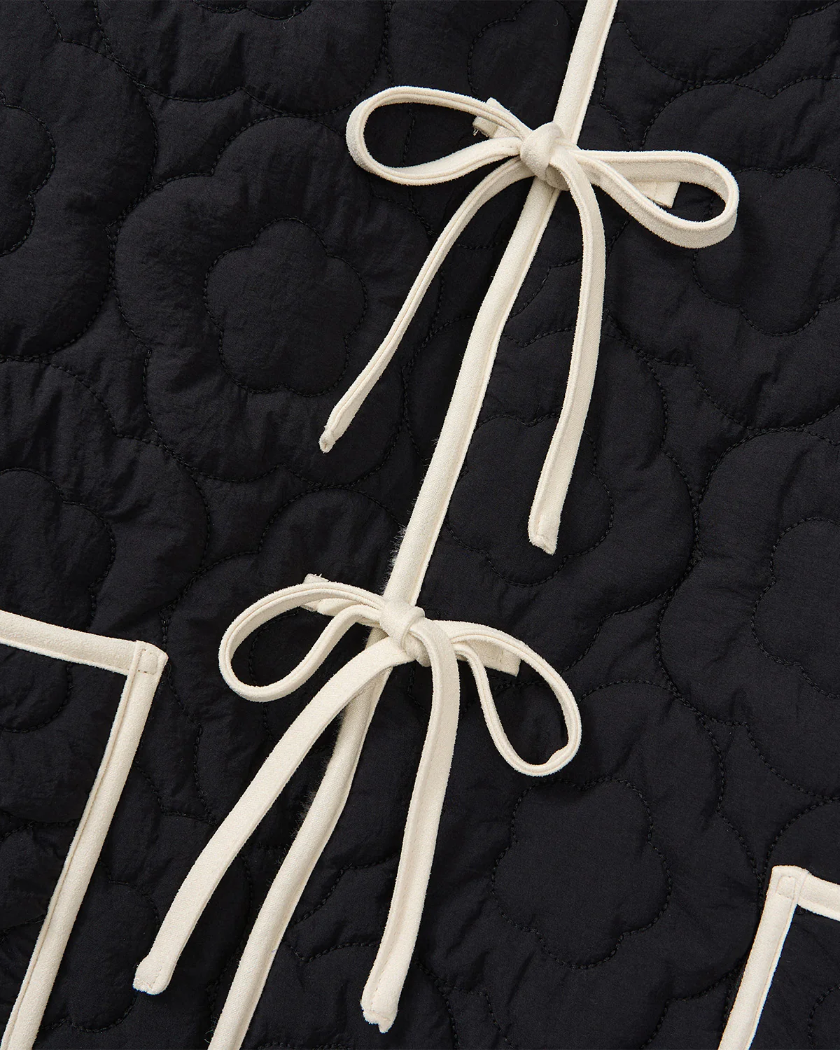 BLACK IVORY REVERSIBLE FLOWER QUILTED JEOGORI FLEECE - Image 9